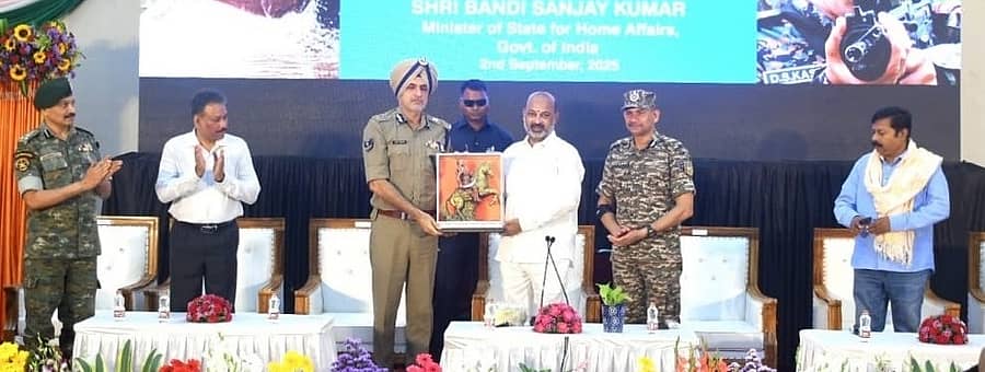 ಖಾನಾಪುರ ತಾಲ್ಲೂಕಿನ ತೋರಾಳಿಯಲ್ಲಿ ನಡೆದ ಕಾರ್ಯಕ್ರಮದಲ್ಲಿ ಕೇಂದ್ರ ಗೃಹ ಖಾತೆ ರಾಜ್ಯ ಸಚಿವ ಬಂಡಿ ಸಂಜಯಕುಮಾರ್‌ ಅವರನ್ನು ಸನ್ಮಾನಿಸಲಾಯಿತು ಪ್ರಜಾವಾಣಿ ಚಿತ್ರ