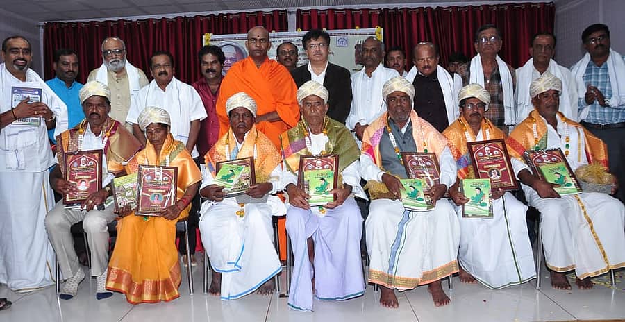 ಮಂಡ್ಯ ನಗರದಲ್ಲಿ ಮಂಗಳವಾರ ನಡೆದ ವಿಶ್ವ ಜಾನಪದ ದಿನಾಚರಣೆ ಮತ್ತು ನಾಡೋಜ ಜಿ.ನಾರಾಯಣ ಸಂಸ್ಮರಣೆ ಕಾರ್ಯಕ್ರಮದಲ್ಲಿ ಹಿರಿಯ ಜಾನಪದ ಕಲಾವಿದರನ್ನು ಸನ್ಮಾನಿಸಲಾಯಿತು 