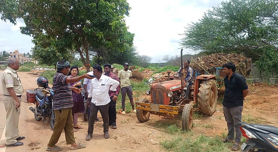 ಶಿಡ್ಲಘಟ್ಟದ ಗೌಡನ ಕೆರೆಗೆ ಕಟ್ಟಡಗಳ ಅವಶೇಷ ಮತ್ತು ರಾಜಕಾಲುವೆಯಿಂದ ತೆಗೆದ ತ್ಯಾಜ್ಯವನ್ನು ಕೆರೆಗೆ ಸುರಿಯುತ್ತಿದ್ದನ್ನು ಕಂಡು ಸ್ಥಳದಲ್ಲಿದ್ದ ರೈತ ಸಂಘದ ಹಯ್ಯಾತ್ ಖಾನ್ ಟ್ರ್ಯಾಕ್ಟರ್ ತಡೆದರು