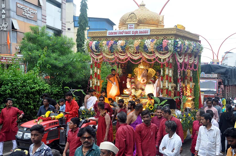 ವಿಜಯಪುರ ನಗರದಲ್ಲಿ ಸುವರ್ಣಕಾರ ಸರಾಫ್‌ ಗಜಾನನ ಮಂಡಳಿಯಿಂದ ಪ್ರತಿಷ್ಠಾಪಿಸಿದ್ದ ಗಣೇಶನ ಮೂರ್ತಿಯನ್ನು ಮಂಗಳವಾರ ಅದ್ಧೂರಿ ಮೆರವಣಿಗೆ ಮೂಲಕ ವಿಸರ್ಜನೆಗೆ ಕೊಂಡೊಯ್ಯಲಾಯಿತು– ಪ್ರಜಾವಾಣಿ ಚಿತ್ರ