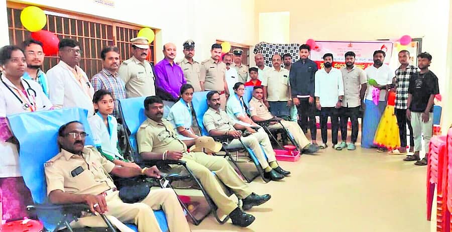 <div class="paragraphs"><p>ಹಾವೇರಿ ಜಿಲ್ಲೆಯ ಆಡೂರು ಠಾಣೆಯಲ್ಲಿ ಆಗಸ್ಟ್ 24ರಂದು ನಡೆದ 6ನೇ ವರ್ಷದ ಶಿಬಿರದಲ್ಲಿ ಪೊಲೀಸರು ರಕ್ತದಾನ ಮಾಡಿದರು</p></div>