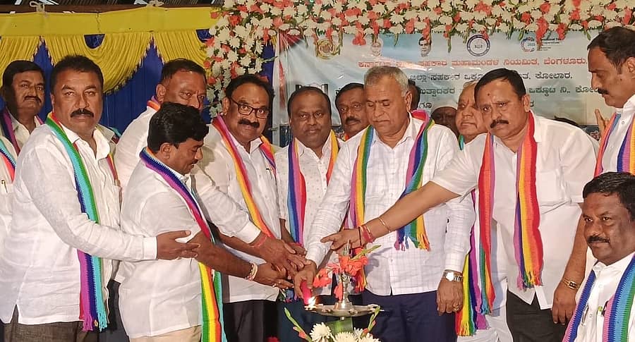 ಕೋಲಾರದ ಹೊರವಲಯದ ರೆಸಾರ್ಟ್ನಲ್ಲಿ ಮಂಗಳವಾರ ನಡೆದ ರಾಜ್ಯಮಟ್ಟದ ಒಂದು ದಿನದ ವಿಶೇಷ ತರಬೇತಿ ಕಾರ್ಯಾಗಾರವನ್ನು ಕೋಮುಲ್ ಅಧ್ಯಕ್ಷ, ಶಾಸಕ ಕೆ.ವೈ.ನಂಜೇಗೌಡ ಉದ್ಘಾಟಿಸಿದರು