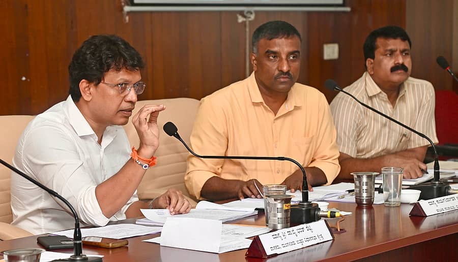 ಮಂಗಳೂರು ತಾಲ್ಲೂಕು ಕೆಡಿಪಿ ಸಭೆಯಲ್ಲಿ ಶಾಸಕ ಡಾ. ಭರತ್ ಶೆಟ್ಟಿ ಮಾತನಾಡಿದರು. ತಾ.ಪಂ. ಕಾರ್ಯ ನಿರ್ವಹಣಾಧಿಕಾರಿ ಮಹೇಶ್ ಹೊಳ್ಳ, ತಹಶೀಲ್ದಾರ್ ರಮೇಶ್ ಬಾಬು ಭಾಗವಹಿಸಿದ್ದರು : ಪ್ರಜಾವಾಣಿ ಚಿತ್ರ