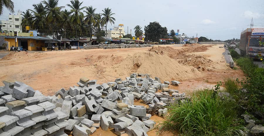 ತುಮಕೂರು ತಾಲ್ಲೂಕಿನ ಊರುಕೆರೆ ಬಳಿಯ ರಾಷ್ಟ್ರೀಯ ಹೆದ್ದಾರಿಯಲ್ಲಿ ಆಮೆಗತಿಯಲ್ಲಿ ನಡೆಯುತ್ತಿರುವ ಕಾಮಗಾರಿ