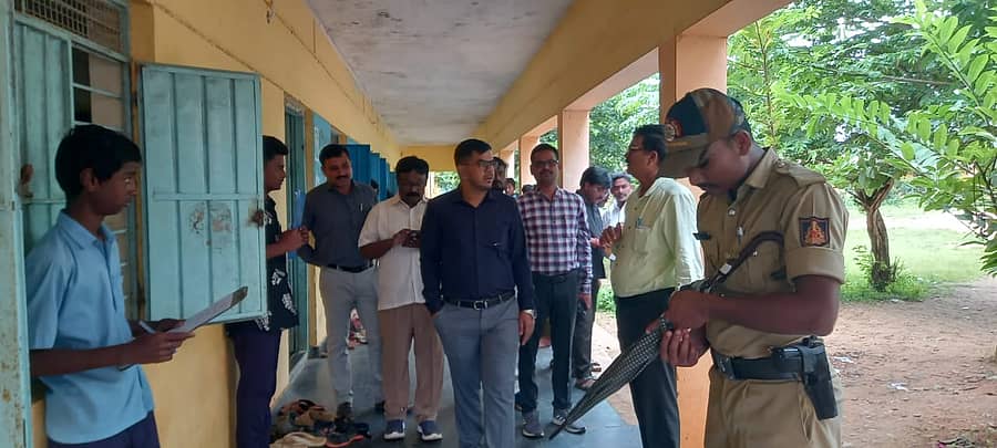 ಮಾಯಕೊಂಡದ ಕರ್ನಾಟಕ ಪಬ್ಲಿಕ್ ಶಾಲೆಗೆ‌ ಜಿಲ್ಲಾ ಪಂಚಾಯಿತಿ ಸಿಇಒ ಗಿಟ್ಟೆ ಮಾಧವ ವಿಠಲರಾವ್ ಭೇಟಿ ನೀಡಿ ಪರಿಶೀಲಿಸಿದರು