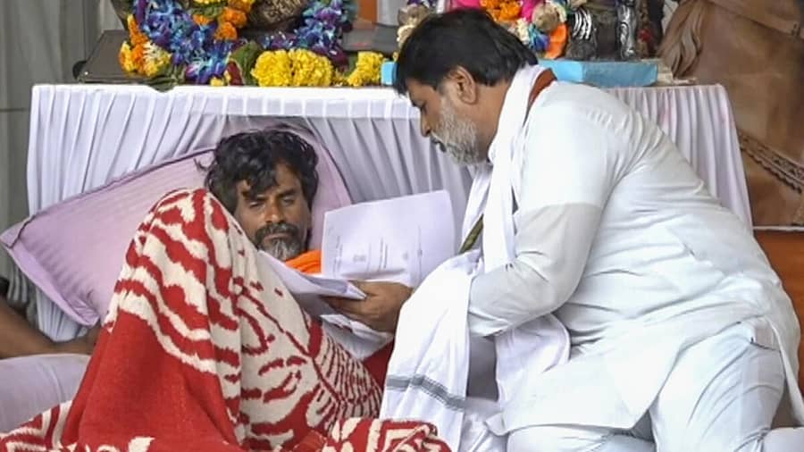 <div class="paragraphs"><p>ಮುಂಬೈನಲ್ಲಿ ಅನಿ‌ರ್ದಿಷ್ಟಾವಧಿ ಉಪವಾಸ ಸತ್ಯಾಗ್ರಹ ನಡೆಸುತ್ತಿರುವ ಮನೋಜ್ ಜರಾಂಗೆ ಅವರಿಗೆ ನ್ಯಾಯಾಲಯದ ಆದೇಶ ಓದಿ ಹೇಳುತ್ತಿರುವ ಸಹ ಹೋರಾಟಗಾರ</p></div>