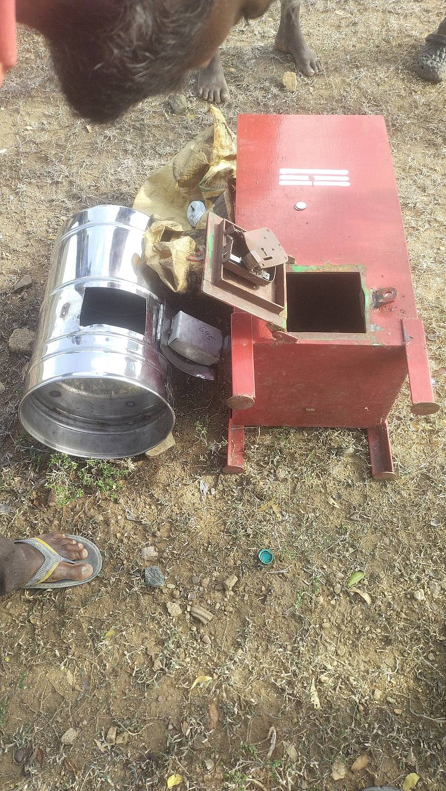 ಹನೂರು ತಾಲ್ಲೂಕಿನ ಕೆಂಪಯ್ಯನಹಟ್ಟಿ ಗ್ರಾಮದ ದೊಡ್ಡಲ್ಲತ್ತೂರು ಮಾರಮ್ಮ ದೇವಾಲಯದಲ್ಲಿ ಸೋಮವಾರ ರಾತ್ರಿ ಕಳ್ಳರು ಹುಂಡಿಯಲ್ಲಿದ್ದ ಹಣ ಕಳವು ಮಾಡಿ ಹುಂಡಿ ಬಿಸಾಡಿ ಹೋಗಿದ್ದಾರೆ