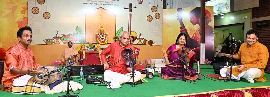 ಮೈಸೂರಿನ ವಾಣಿವಿಲಾಸ ಮೊಹಲ್ಲಾದ 8ನೇ ಕ್ರಾಸ್‌ನಲ್ಲಿ ಶ್ರೀ ಪ್ರಸನ್ನ ವಿದ್ಯಾಗಣಪತಿ ಮಹೋತ್ಸವ ಚಾರಿಟಬಲ್‌ ಟ್ರಸ್ಟ್‌ (ಎಸ್‌ಪಿವಿಜಿಎಂಸಿ), ಪ್ರಜಾವಾಣಿ ಹಾಗೂ ಡೆಕ್ಕನ್ ಹೆರಾಲ್ಡ್ ಸಹಯೋಗದಲ್ಲಿ ಆಯೋಜಿಸಿರುವ 64ನೇ ‘ಪಾರಂಪರಿಕ ಸಂಗೀತೋತ್ಸವ'ದಲ್ಲಿ ಮಂಗಳವಾರ ವಿದ್ವಾನ್‌ ವಿಠ್ಠಲ್ ರಾಮಮೂರ್ತಿ– ವಿದುಷಿ ಪದ್ಮಾ ಶಂಕರ್ ದ್ವಂದ್ವ ವಯಲಿನ್ ವಾದನದ ಲಹರಿ ಪ್ರಜಾವಾಣಿ ಚಿತ್ರ