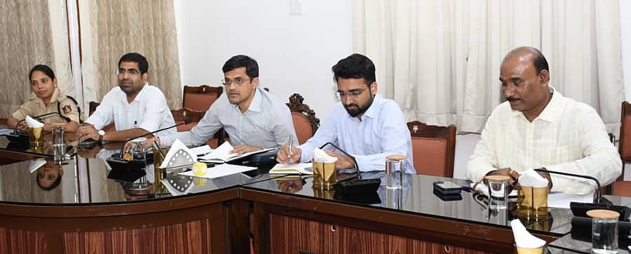 ಕಲಬುರಗಿಯ ಕೆಕೆಆರ್‌ಡಿಬಿ ಕಚೇರಿಯಲ್ಲಿ ನಡೆದ ಪೂರ್ವಭಾವಿ ಸಭೆಯಲ್ಲಿ ನಲಿನ್ ಅತುಲ್ ಮಾತನಾಡಿದರು. ಕನಿಕಾ ಸಿಕ್ರಿವಾಲ್, ಭಂವರ್ ಸಿಂಗ್ ಮೀನಾ, ಅವಿನಾಶ ಶಿಂಧೆ, ಮಂಜುನಾಥ ಪ್ರಸಾದ ಭಾಗವಹಿಸಿದ್ದರು