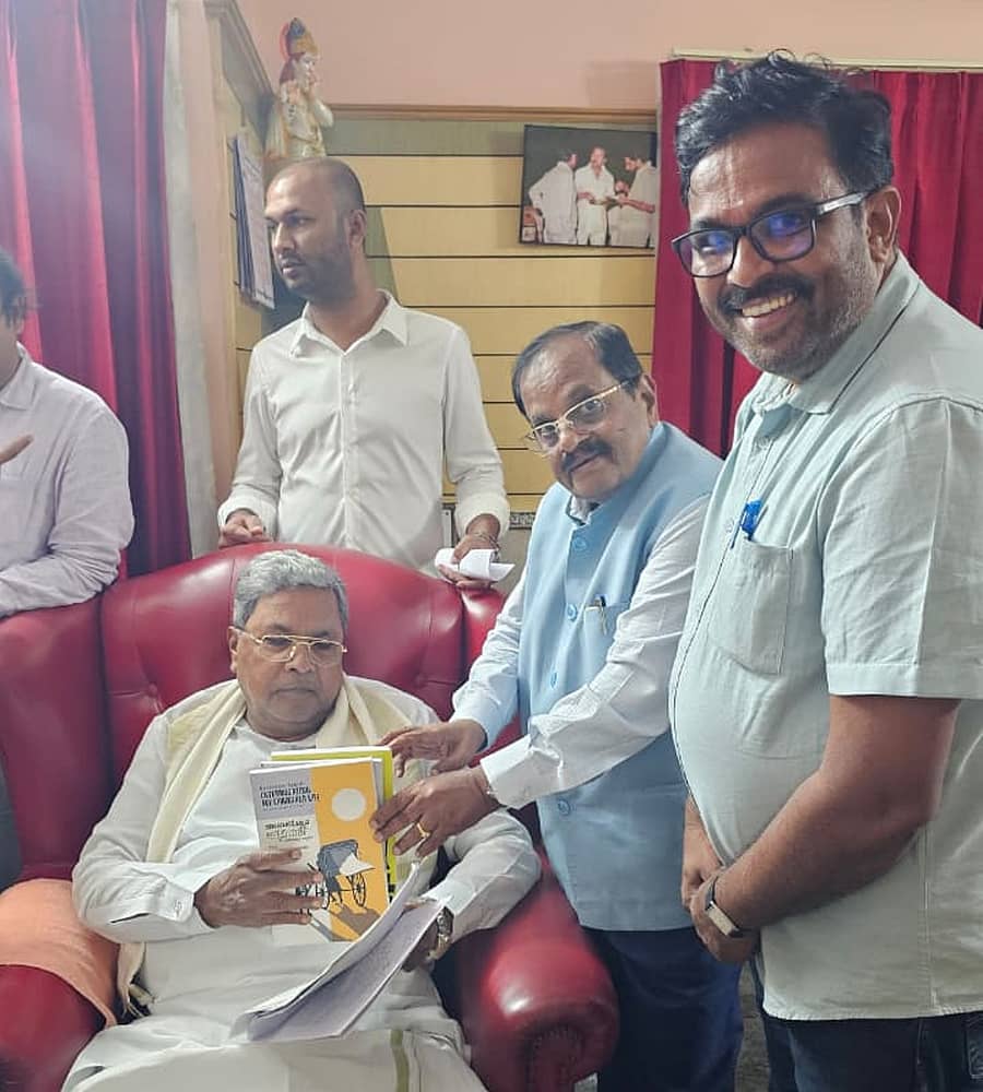 ಮುಖ್ಯಮಂತ್ರಿ ಸಿದ್ದರಾಮಯ್ಯ ಅವರಿಗೆ ಕರ್ನಾಟಕ ಲೇಖಕರ ಮತ್ತು ಪ್ರಕಾಶಕರ ಒಕ್ಕೂಟದ ಅಧ್ಯಕ್ಷ ಡಾ.ಎಸ್.ಪಿ. ಯೋಗಣ್ಣ ಹಾಗೂ ಕಾರ್ಯದರ್ಶಿ ಸೃಷ್ಟಿ ನಾಗೇಶ್‌ ಮನವಿ ಸಲ್ಲಿಸಿದರು