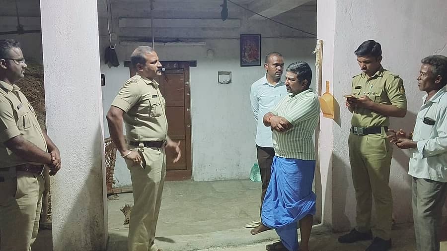 ಕಮಲಾಪುರ ತಾಲ್ಲೂಕಿನ ಓಕಳಿ ಗ್ರಾಮದ ಬಸವರಾಜ ಕ್ವಾಟಿ ಅವರ ಮನೆಯಲ್ಲಿಟ್ಟಿದ್ದ ಚಿನ್ನಾಭರಣ ಕಳುವಾಗಿದ್ದು, ಪೊಲೀಸರು ಭೇಟಿನೀಡಿ ಪರಿಶೀಲಿಸಿದರು