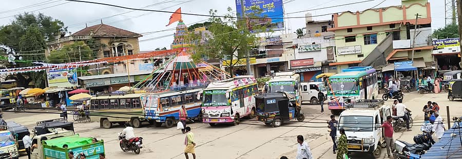 ಬ್ಯಾಡಗಿ ಪಟ್ಟಣದ ಬಸ್‌ ನಿಲ್ದಾಣದ ಮುಂದೆ ಜಮಾವಣೆಗೊಂಡಿರುವ ಅನಧಿಕೃತ ಖಾಸಗಿ ವಾಹನಗಳು