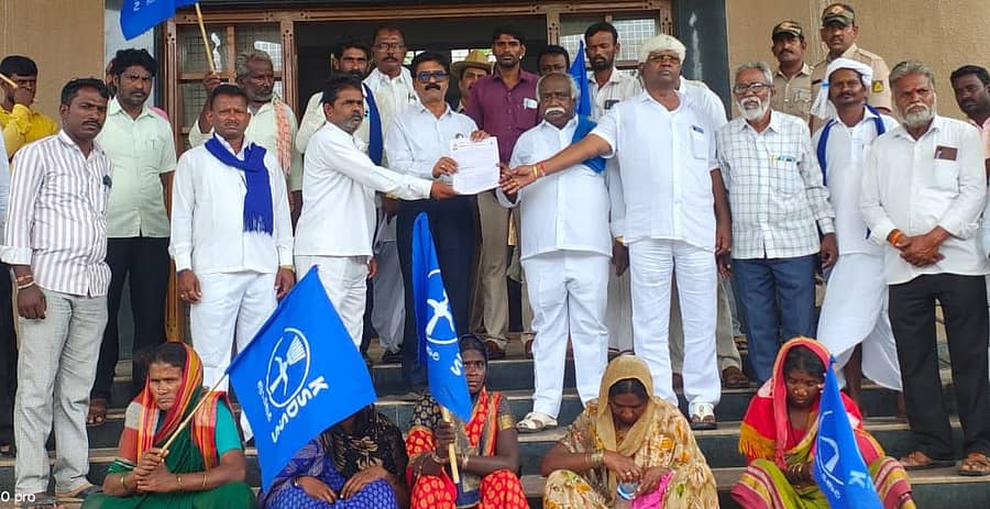 ಯಾದಗಿರಿಯಲ್ಲಿ ಮಂಗಳವಾರ ರಾಜ್ಯ ದಲಿತ ಸಂಘರ್ಷ ಸಮಿತಿಯ (ಕ್ರಾಂತಿಕಾರಿ) ಜಿಲ್ಲಾ ಮುಖಂಡರು, ಜಿಲ್ಲಾಧಿಕಾರಿ ಕಚೇರಿಯ ಅಧಿಕಾರಿಯೊಬ್ಬರಿಗೆ ಮನವಿ ಸಲ್ಲಿಸಿದರು