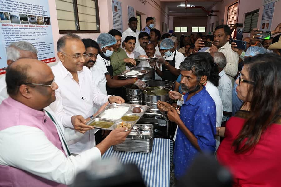ದಿನೇಶ್ ಗುಂಡೂರಾವ್ ಅವರು ರೋಗಿಗಳಿಗೆ ಊಟ ವಿತರಿಸುವ ಮೂಲಕ ‘ಸರ್ಕಾರಿ ಆಸ್ಪತ್ರೆಗಳಲ್ಲಿ ಪೌಷ್ಟಿಕ ಆಹಾರ’ ಯೋಜನೆಗೆ ಚಾಲನೆ ನೀಡಿದರು