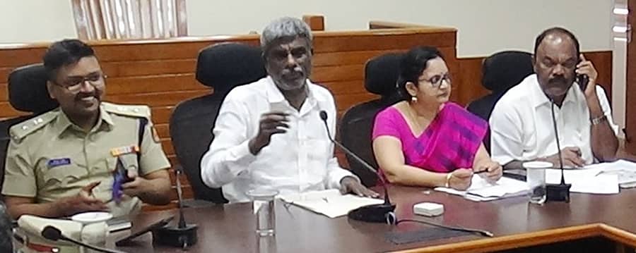 ಸಭೆಯಲ್ಲಿ ಸಂಸದ ಕೋಟ ಶ್ರೀನಿವಾಸ ಪೂಜಾರಿ ಮಾತನಾಡಿದರು