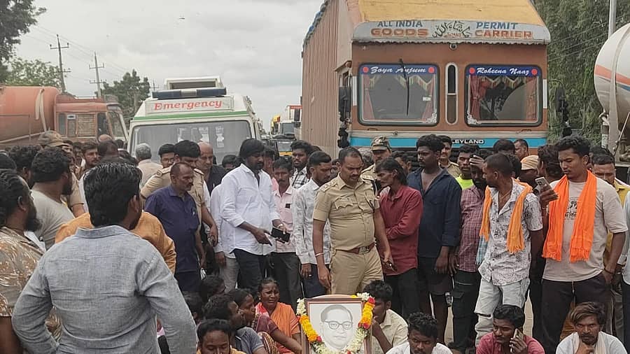 ಶಕ್ತಿನಗರದ ಆರ್‌ಟಿಪಿಎಸ್‌ ಬಳಿ ಸೋಮವಾರ ಟಿಪ್ಪರ್‌ ಹಾಯ್ದು ಆಟೊಚಾಲಕ ಮೃತಪಟ್ಟ ಕಾರಣ ಕಾರ್ಮಿಕರು ಹಾಗೂ ಮೃತನ ಕುಟುಂಬದ ಸದಸ್ಯರು ರಸ್ತೆ ಮಧ್ಯೆ ಪ್ರತಿಭಟನೆ ನಡೆಸಿದರು