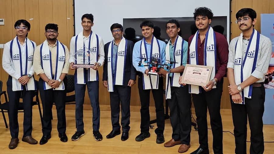 ‘ಇಸ್ರೊ ರೊಬೊಟಿಕ್ಸ್‌ ಚಾಲೆಂಜ್‌’ ಸ್ಪರ್ಧೆಯಲ್ಲಿ ತೃತೀಯ ಬಹುಮಾನ ಪಡೆದ ಧಾರವಾಡದ ಐಐಐಟಿ ವಿದ್ಯಾರ್ಥಿಗಳು ಹಾಗೂ ಪ್ರಾಧ್ಯಾಪಕ ಮಲ್ಲಿಕಾರ್ಜುನ ಕಂಡೆ ಅವರ ತಂಡ