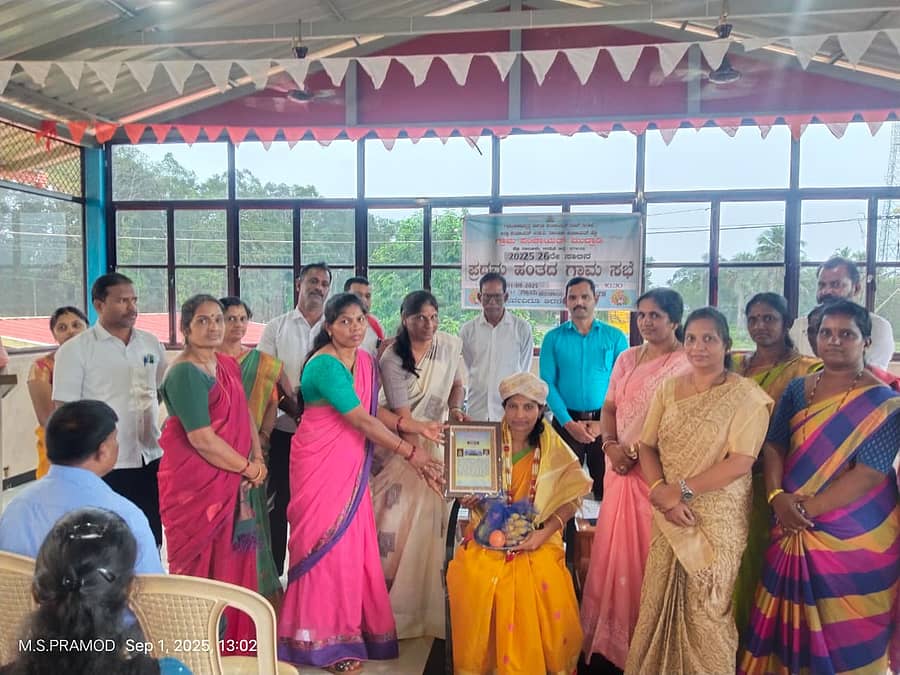 ಹೆಬ್ರಿ ತಾಲ್ಲೂಕು ಮುದ್ರಾಡಿ ಗ್ರಾಮ ಪಂಚಾಯಿತಿಯಲ್ಲಿ ಸೋಮವಾರ ನಡೆದ ಗ್ರಾಮ ಸಭೆಯಲ್ಲಿ ಶ್ರೀಕ್ಷೇತ್ರ ಧರ್ಮಸ್ಥಳ ಗ್ರಾಮಾಭಿವೃದ್ಧಿ ಯೋಜನೆಯ ತಾಲ್ಲೂಕು ಯೋಜನಾಧಿಕಾರಿ ಲೀಲಾವತಿ ಅವರನ್ನು ಸನ್ಮಾನಿಸಲಾಯಿತು.