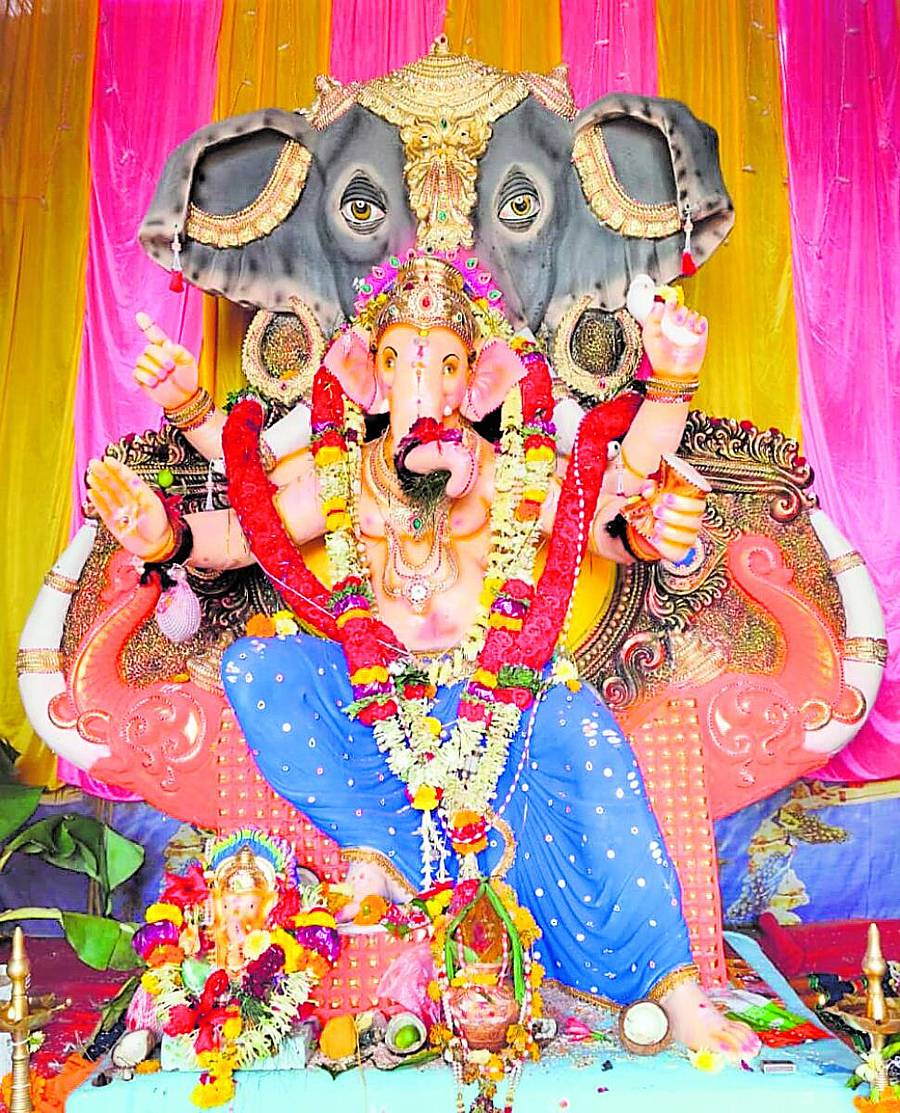 <div class="paragraphs"><p>ಲಕ್ಷ್ಮೇಶ್ವರ ತಾಲ್ಲೂಕು ಸೂರಣಗಿ ಗ್ರಾಮದ ನವಚೇತನ ಯುವಕ ಸಂಘದವರು ಪ್ರತಿಷ್ಠಾಪಿಸಿರುವ ಗಣೇಶ</p></div>