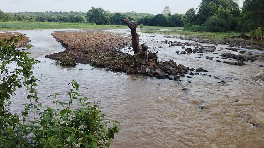 ಔರಾದ್ ತಾಲ್ಲೂಕಿನ ಬಾವಲಗಾಂವ್ ಕೆರೆ ಕೋಡಿ ಒಡೆದು ಹೊಲಗಳಲ್ಲಿನ ಮಣ್ಣು ಕೊಚ್ಚಿಕೊಂಡು ಹೋಗಿದೆ