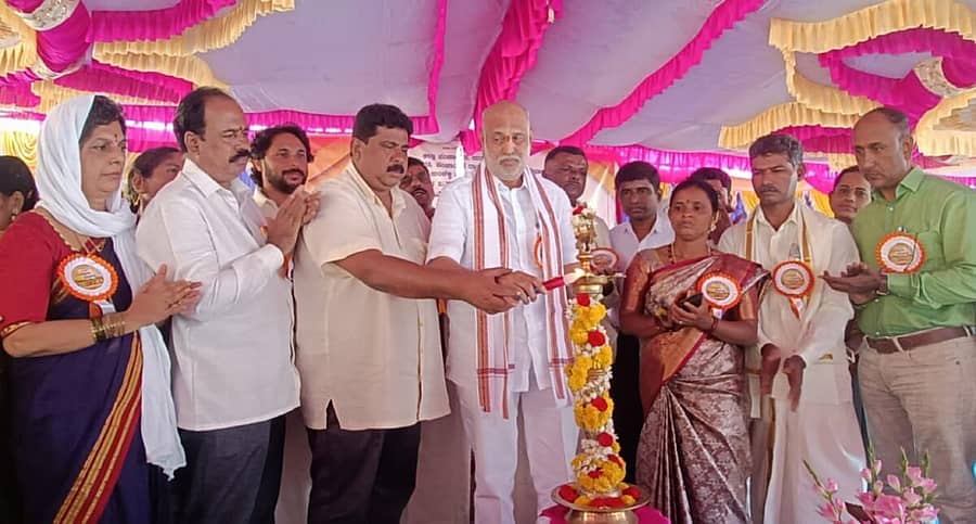 <div class="paragraphs"><p>ಶಿರಸಿ ತಾಲ್ಲೂಕಿನ ಉಂಚಳ್ಳಿ ಗ್ರಾಮ ಪಂಚಾಯಿತಿ ನೂತನ ಕಟ್ಟಡ ಲೋಕಾರ್ಪಪಣೆ ಕಾರ್ಯಕ್ರಮವನ್ನು ಶಿವರಾಮ ಹೆಬ್ಬಾರ ಉದ್ಘಾಟಿಸಿದರು</p></div>