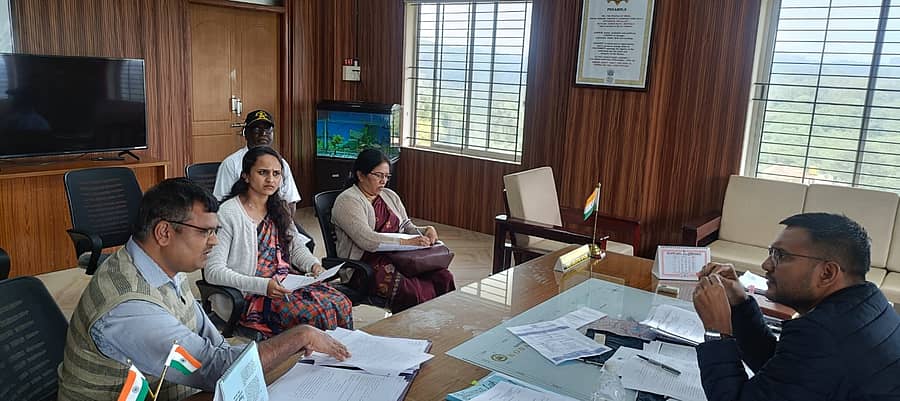 ಭಾರತ ಚುನಾವಣಾ ಆಯೋಗದ ಅಧೀನ ಕಾರ್ಯದರ್ಶಿ ದೀಪ್ ಮಾಲಾ ನೇತೃತ್ವದ ತಂಡವು ಈಚೆಗೆ ಕೊಡಗು ಜಿಲ್ಲೆಗೆ ಭೇಟಿ ನೀಡಿ ಬೂತ್ ಮಟ್ಟದ ಅಧಿಕಾರಿಗಳಿಗೆ ತರಬೇತಿ ಮತ್ತು ಚುನಾವಣಾ ಪ್ರಕ್ರಿಯೆ ಬಗ್ಗೆ ಮಾಹಿತಿ ಹಂಚಿಕೊಂಡಿತು.