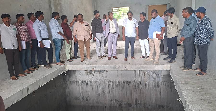 ಕಡೂರು ತಾಲ್ಲೂಕು ನಾಗಗೊಂಡನಹಳ್ಳಿಯಲ್ಲಿ ಭದ್ರಾ ಮೇಲ್ದಂಡೆ ಯೋಜನೆಯ ಪಂಪ್‌ಹೌಸ್‌ ನಿರ್ಮಾಣ ಕಾಮಗಾರಿಯನ್ನು ಶಾಸಕ ಕೆ.ಎಸ್‌.ಆನಂದ್‌, ವಿಶ್ವೇಶ್ವರಯ್ಯ ಜಲನಿಗಮದ ಚಿತ್ರದುರ್ಗ ವಲಯ ಮುಖ್ಯ ಎಂಜಿನಿಯರ್‌ ಎಫ್‌.ಎಚ್‌.ಲಮಾಣಿ ವೀಕ್ಷಿಸಿದರು