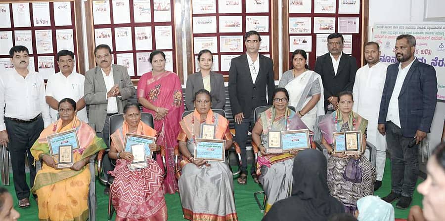 ಸಿಂಧನೂರಿನ ಸನ್‍ರೈಸ್ ಕಾಲೇಜಿನಲ್ಲಿ ಮಂಗಳವಾರ ಹಮ್ಮಿಕೊಂಡಿದ್ದ ರಾಷ್ಟ್ರೀಯ ಪೌಷ್ಟಿಕಾಂಶ ಸಪ್ತಾಹ ದಿನ ಆಚರಣೆ ಹಾಗೂ ಕಾನೂನು ಅರಿವು-ನೆರವು ಕಾರ್ಯಕ್ರಮದಲ್ಲಿ ಅತ್ಯುತ್ತಮ ಸೇವೆ ಸಲ್ಲಿಸುತ್ತಿರುವ ಅಂಗನವಾಡಿ ಕಾರ್ಯಕರ್ತೆಯರನ್ನು ಸನ್ಮಾನಿಸಲಾಯಿತು