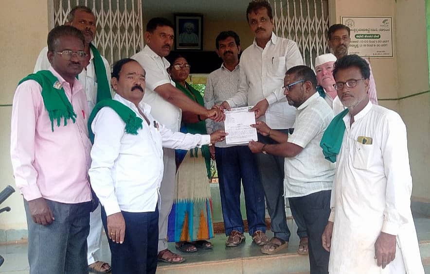 <div class="paragraphs"><p>ನರಗುಂದ ಎಪಿಎಂಸಿ ಕಚೇರಿಯಲ್ಲಿ ರೈತರು ಬೆಂಬಲ ಬೆಲೆ ಖರೀದಿ ಕೇಂದ್ರ ಆರಂಭಿಸಲು ಆಗ್ರಹಿಸಿ ತಹಶೀಲ್ದಾರರಿಗೆ ರೈತ ಮುಖಂಡರು ಮನವಿ ಸಲ್ಲಿಸಿದರು&nbsp;</p></div>