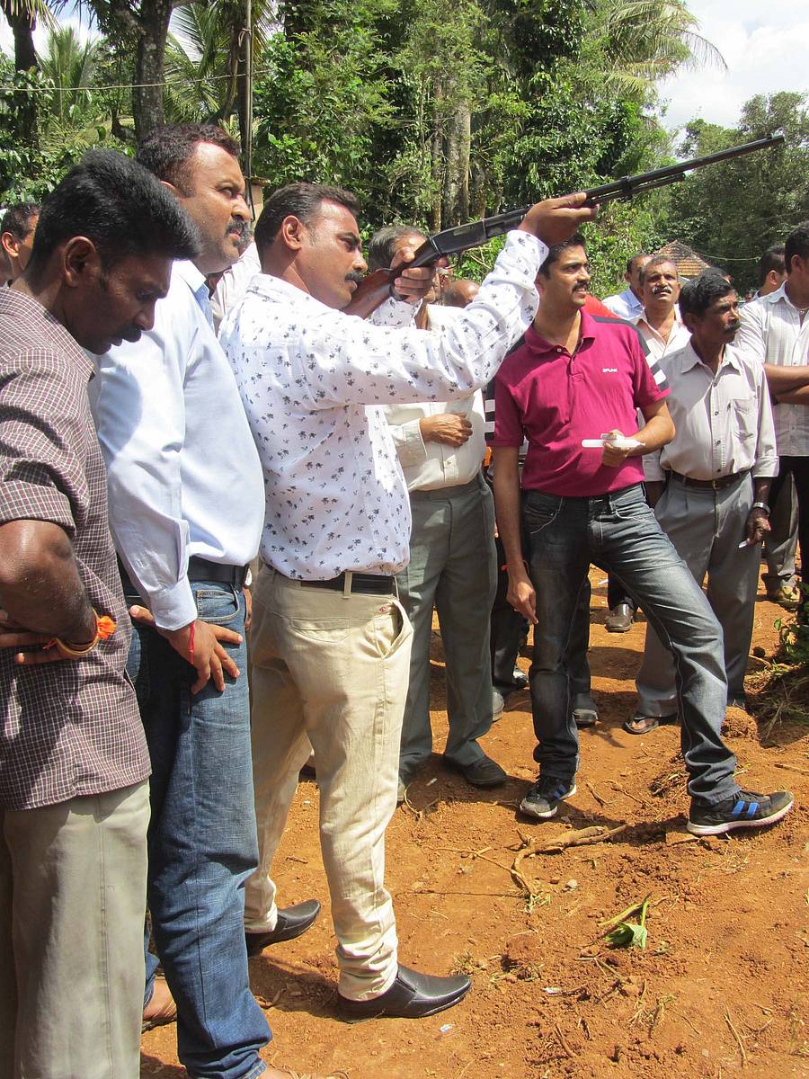 ಕೈಲ್ ಮುಹೂರ್ತ ಹಬ್ಬದಂದು ತೆಂಗಿನಕಾಯಿಗೆ ಗುಂಡುಹೊಡೆಯುವ ಸ್ಪರ್ಧೆ (ಸಂಗ್ರಹ ಚಿತ್ರ)
