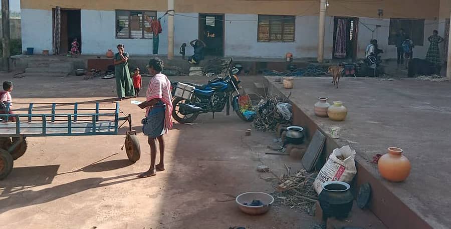 ಮುಂಡರಗಿ ತಾಲ್ಲೂಕಿನ ಹೊಸಗುಮ್ಮಗೋಳ ಗ್ರಾಮದ ಸರ್ಕಾರಿ ಪ್ರಾಥಮಿಕ ಶಾಲಾ ಕಟ್ಟಡದಲ್ಲಿ ಹಲವು ವರ್ಷಗಳಿಂದ ವಾಸಿಸಲು ಮನೆಗಳಿಲ್ಲದ ಕಾರಣ ಆಶ್ರಯ ಪಡೆದಿರುವ ನಿರಾಶ್ರಿತ ಕುಟುಂಬಗಳು