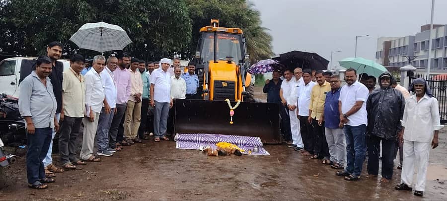 <div class="paragraphs"><p>ಚಿಕ್ಕೋಡಿ ತಾಲ್ಲೂಕಿನ ಸದಲಗಾ ಪಟ್ಟಣದ ಹೊರವಲಯದ ಕೇಂದ್ರೀಯ ವಿದ್ಯಾಲಯದ ಎದುರಿನಲ್ಲಿ ರಸ್ತೆ ಸುಧಾರಣಾ ಕಾಮಗಾರಿಗೆ ಭೂಮಿಪೂಜೆ ನೆರವೇರಿಸಲಾಯಿತು</p></div>