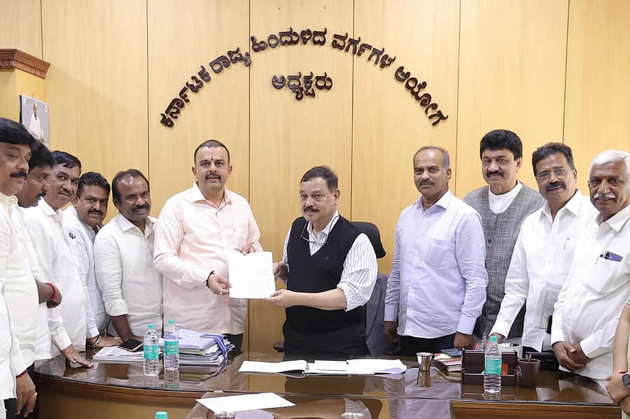 ಹಿಂದುಳಿದ ವರ್ಗಗಳ ಆಯೋಗದ ಅಧ್ಯಕ್ಷ ಮಧುಸೂದನ್‌ ಆರ್‌.ನಾಯ್ಕ್ ಅವರಿಗೆ ಬಿಜೆಪಿ ನಿಯೋಗವು ಮನವಿ ಪತ್ರವನ್ನು ಸಲ್ಲಿಸಿತು