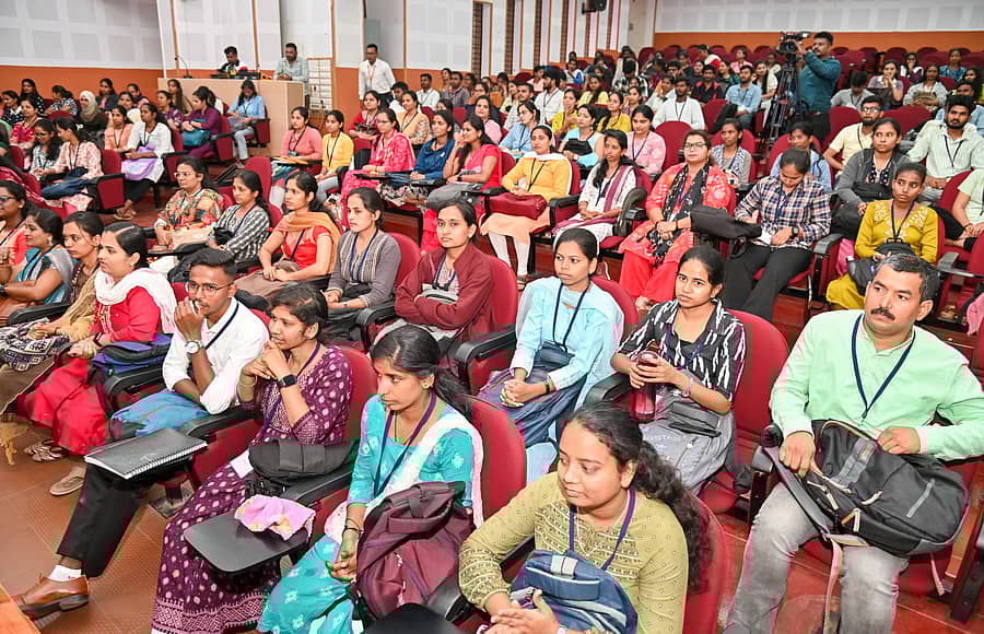 ಮೈಸೂರಿನ ಕೆಎಸ್ಒಯುನ ಸ್ಪರ್ಧಾತ್ಮಕ ಪರೀಕ್ಷಾ ತರಬೇತಿ ಕೇಂದ್ರದಿಂದ ಆಯೋಜಿಸಿದ್ದ ತರಬೇತಿ ಶಿಬಿರದ ಸಮಾರೋಪದಲ್ಲಿ ಪಾಲ್ಗೊಂಡಿದ್ದ ವಿದ್ಯಾರ್ಥಿಗಳು ಪ್ರಜಾವಾಣಿ ಚಿತ್ರ