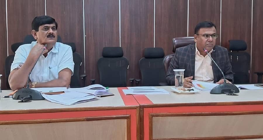 ಕೋಲಾರದಲ್ಲಿ ಮಂಗಳವಾರ ನಡೆದ ಪಂಚಾಯತ್ ರಾಜ್ ಇಲಾಖೆಯ ಪ್ರಗತಿ ಪರಿಶೀಲನಾ ಸಭೆಯಲ್ಲಿ ಜಿಲ್ಲಾ ಪಂಚಾಯಿತಿ ಸಿಇಒ ಡಾ.ಪ್ರವೀಣ್‌ ಪಿ.ಬಾಗೇವಾಡಿ, ಉಪಕಾರ್ಯದರ್ಶಿ ಟಿ.ಕೆ.ರಮೇಶ್‌ ಪಾಲ್ಗೊಂಡಿದ್ದರು
