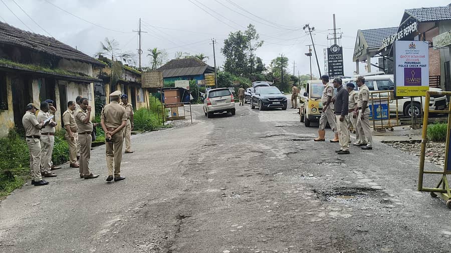 ಓಣಂ ಹಿನ್ನೆಲೆಯಲ್ಲಿ ಮದ್ಯ ಸಾಗಾಟಕ್ಕೆ ಕಡಿವಾಣ ಹಾಕಲು ವಿರಾಜಪೇಟೆ ಸಮೀಪದ ಪೆರುಂಬಾಡಿಯ ಚೆಕ್ಪೋಸ್ಟ್ ಬಳಿ ಕರ್ನಾಟಕ ಹಾಗೂ ಕೇರಳ ರಾಜ್ಯಗಳ ಅಬಕಾರಿ ಇಲಾಖೆ ಅಧಿಕಾರಿಗಳು ಮಂಗಳವಾರ ವಾಹನ ತಪಾಸಣೆ ನಡೆಸಿದರು.