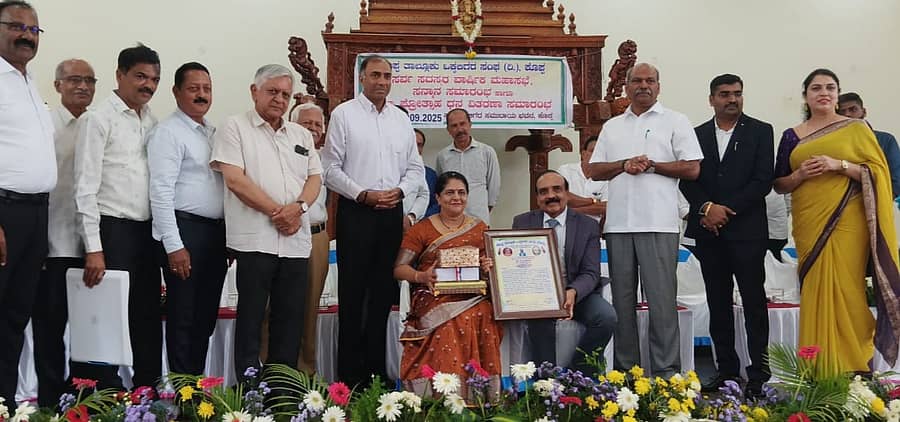 ಕೊಪ್ಪ ತಾಲ್ಲೂಕು ಒಕ್ಕಲಿಗರ ಸಂಘದ ವಾರ್ಷಿಕ ಮಹಾಸಭೆಯಲ್ಲಿ ರಾಜೀವ್ ಗಾಂಧಿ ವೈದ್ಯಕೀಯ ವಿಜ್ಞಾನಗಳ ವಿಶ್ವವಿದ್ಯಾಲಯದ ಉಪಕುಲಪತಿ ಡಾ.ಬಿ.ಸಿ.ಭಗವಾನ್ ದಂಪತಿಯನ್ನು ಸನ್ಮಾನಿಸಲಾಯಿತು. ಶಾಸಕ ಟಿ.ಡಿ.ರಾಜೇಗೌಡ, ಒಕ್ಕಲಿಗರ ಸಂಘದ ಅಧ್ಯಕ್ಷ ಸಹದೇವ್ ಬಾಲಕೃಷ್ಣ ಭಾಗವಹಿಸಿದ್ದರು
