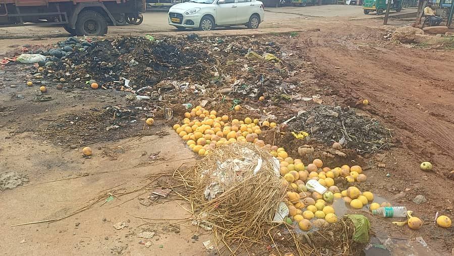 ಆನೇಕಲ್‌ ತಾಲ್ಲೂಕಿನ ಸಿಂಗೇನಅಗ್ರಹಾರ ಹಣ್ಣಿನ ಮಾರುಕಟ್ಟೆಯಲ್ಲಿ ಹಣ್ಣುಗಳು ರಸ್ತೆಯಲ್ಲಿಯೇ ಕೊಳೆಯುತ್ತಿರುವುದು