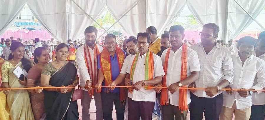 ಸಿಂಧನೂರಿನ ವಾರ್ಡ್ ನಂ.17 ವೆಂಕಟೇಶ್ವರ ನಗರದಲ್ಲಿ ಹಿಂದೂ ಮಹಾಗಣಪತಿ ಉತ್ಸವ ಸಮಿತಿಯಿಂದ ಮಂಗಳವಾರ ಹಮ್ಮಿಕೊಂಡಿದ್ದ ಕಲ್ಯಾಣ ಕರ್ನಾಟಕ ಮಟ್ಟದ ಪುರುಷರ ಹಾಗೂ ತಾಲ್ಲೂಕು ಮಟ್ಟದ ಮಹಿಳೆಯರ ಭಜರಂಗಿ ಟ್ರೋಫಿ ಕಬಡ್ಡಿ ಪಂದ್ಯಾವಳಿಗೆ ಬಿಜೆಪಿ ಮುಖಂಡ ಕೆ.ಕರಿಯಪ್ಪ ಚಾಲನೆ ನೀಡಿದರು