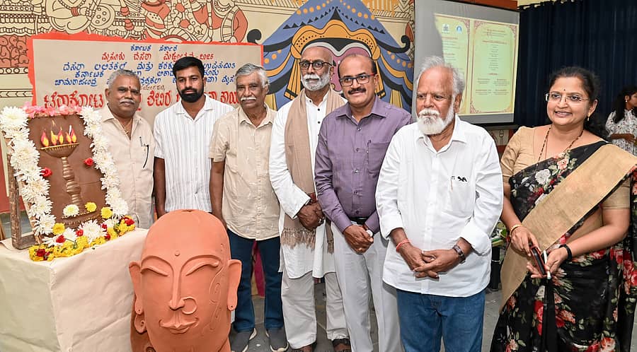 ಮೈಸೂರಿನ ಕಾವಾದಲ್ಲಿ ‘ದಸರಾ ಮಹೋತ್ಸವ’ದ ಪ್ರಯುಕ್ತ ಆಯೋಜಿಸಿರುವ ‘ಟೆರ್ರಾಕೋಟಾ ಭಿತ್ತಿ ಶಿಲ್ಪಕಲಾ ಶಿಬಿರ’ಕ್ಕೆ ಕಲಾ ವಿಮರ್ಶಕ ಕೆ.ವಿ.ಸುಬ್ರಹ್ಮಣ್ಯಂ ಮಂಗಳವಾರ ಚಾಲನೆ ನೀಡಿದರು ಪ್ರಜಾವಾಣಿ ಚಿತ್ರ