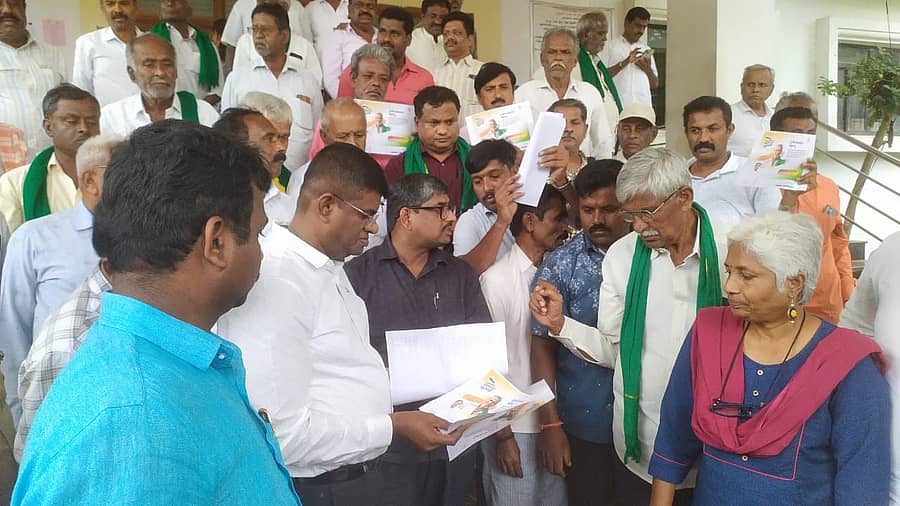 ಚನ್ನರಾಯಪಟ್ಟಣ ಹೋಬಳಿಯ ಹ್ಯಾಡಾಳ ಮತ್ತು ಗೋಕರೆ ಬಚ್ಚೇನಹಳ್ಳಿ ರೈತರಿಗೆ ಕೆಐಎಡಿಬಿ ದರ ನಿಗದಿ ನೋಟಿಸ್ ಜಾರಿಗೊಳಿಸಿರುವುದನ್ನು ವಿರೋಧಿಸಿ ದೇವನಹಳ್ಳಿಯ ತಾಲ್ಲೂಕು ಕಚೇರಿಗೆ ಮುತ್ತಿಗೆ ಹಾಕಿದ ಪ್ರತಿಭಟನಕಾರರು ತಹಶೀಲ್ದಾರ್ ಅನಿಲ್‌ ಅವರಿಗೆ ಪ್ರತಿಭಟನಾ ಪತ್ರ ಸಲ್ಲಿಸಿದರು.