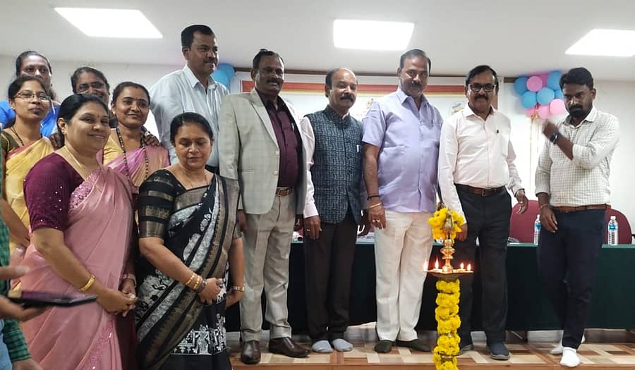ಹಾಸನದ ಎವಿಕೆ ಕಾಲೇಜಿನಲ್ಲಿ ಮಂಗಳವಾರ ಆಯೋಜಿಸಿದ್ದ ವಿಚಾರ ಸಂಕಿರಣವನ್ನು ಕಾ.ತ.ಚಿಕ್ಕಣ್ಣ ಉದ್ಘಾಟಿಸಿದರು.