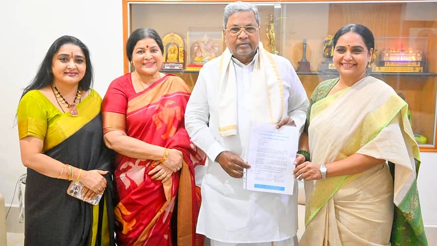 <div class="paragraphs"><p>ಸಿಎಂರನ್ನು ಭೇಟಿಯಾದ ನಟಿಯರು</p></div>