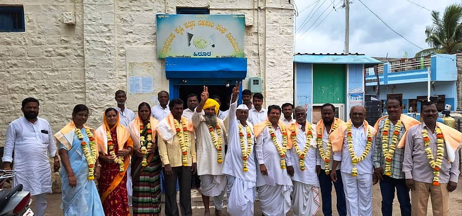 ತಾಳಿಕೋಟೆ ತಾಲ್ಲೂಕಿನ ಹಿರೂರ ಗ್ರಾಮದ ಪ್ರಾಥಮಿಕ  ಕೃಷಿ ಪತ್ತಿನ ಸಹಕಾರ ಸಂಘ ನಿಯಮಿತ, ಇದರ ಆಡಳಿತ ಮಂಡಳಿಯ ನೂತನ ಅಧ್ಯಕ್ಷರಾಗಿ ಸಂಗಣ್ಣ ಅಡಿವೆಪ್ಪ ಬಿರಾದಾರ ಹಾಗೂ ಉಪಾಧ್ಯಕ್ಷರಾಗಿ ಭೀರಪ್ಪ ಗುರುಬಸಪ್ಪ ಪೂಜಾರಿ ಅವಿರೋಧವಾಗಿ ಮಂಗಳವಾರ  ಆಯ್ಕೆಯಾದರು