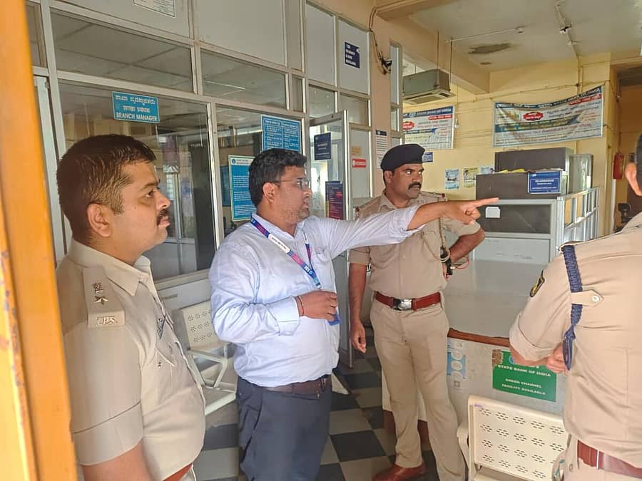 ಕುಳಗೇರಿ ಕ್ರಾಸ್‌ ಸಮೀಪದ ಕಾಕನೂರ ಗ್ರಾಮದ ಎಸ್‌ಬಿಐ ಶಾಖೆಯಲ್ಲಿ ಕಳವಾದ ಘಟನೆಯ ಸ್ಥಳಕ್ಕೆ ಜಿಲ್ಲಾ ಪೊಲೀಸ್ ಅಧೀಕ್ಷಕ ಸಿದ್ದಾರ್ಥ ಗೋಯಲ್ ಭೇಟಿ ನೀಡಿ ಪರಿಶೀಲಿಸಿದರು. ಬ್ಯಾಂಕ್‌ ವ್ಯವಸ್ಥಾಪಕ ಸಚಿನ್‌ ಗಾಯಕವಾಡ ಮಾಹಿತಿ ನೀಡಿದರು