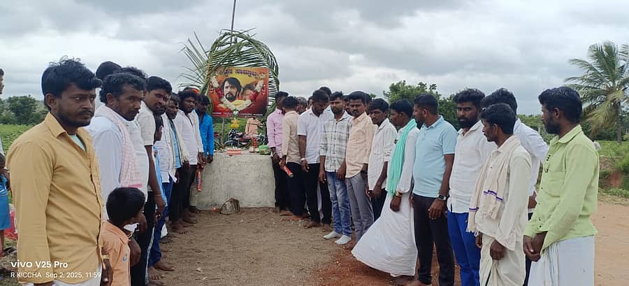 ದೇವದುರ್ಗ ತಾಲ್ಲೂಕಿನ ಕೆ.ಇರಬಗೇರಾ ಗ್ರಾಮ ಪಂಚಾಯಿತಿ ವ್ಯಾಪ್ತಿಯ ಮಜ್ಜಿಗೆರಾ ದೊಡ್ಡಿಯಲ್ಲಿ ಚಿತ್ರನಟ ಸುದೀಪ್‌ ಅಭಿಮಾನಿಗಳು ಸುದೀಪ್‌ ವೃತ್ತ ನಿರ್ಮಾಣ ಮಾಡಿದ್ದಾರೆ