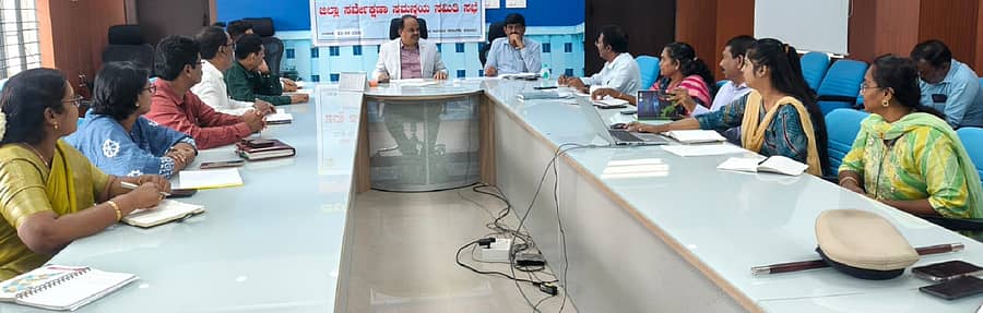 ಕೋಲಾರದಲ್ಲಿ ಬುಧವಾರ ಜಿಲ್ಲಾಧಿಕಾರಿ ಎಂ.ಆರ್.ರವಿ ನೇತೃತ್ವದಲ್ಲಿ ಜಿಲ್ಲಾ ಸರ್ವೇಕ್ಷಣಾ ಸಮನ್ವಯ ಸಮಿತಿ ಸಭೆ ನಡೆಯಿತು