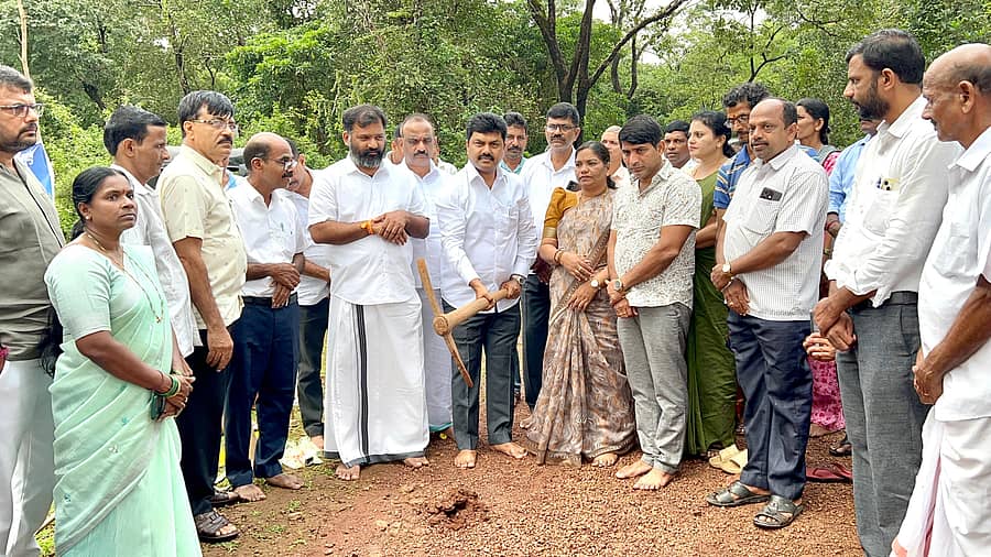 ಕುಂದಾಪುರ ಸಮೀಪದ ಬೈಂದೂರು ವಿಧಾನಸಭಾ ಕ್ಷೇತ್ರದ ಇಡೂರು ಕುಂಜ್ಞಾಡಿಯಲ್ಲಿ ಬುಧವಾರ ಪಿಎಂ ಜನ್‌ಮನ್ ಯೋಜನೆ ಕಾಮಗಾರಿಗೆ ಸಂಸದ ಬಿ.ವೈ.ರಾಘವೇಂದ್ರ ಗುದ್ದಲಿ ಪೂಜೆ ನೆರವೇರಿಸಿದರು.