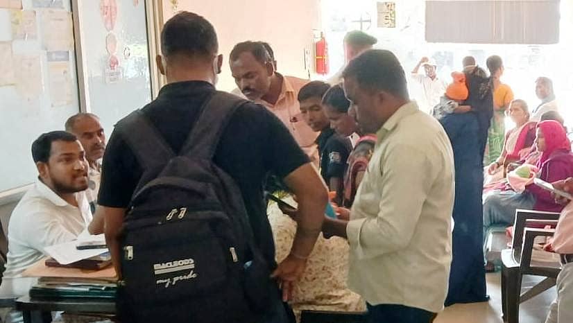 ಇಂಡಿ ಪಟ್ಟಣದ ಸರ್ಕಾರಿ ಆಸ್ಪತ್ರೆಯಲ್ಲಿ ಜ್ವರ, ಕೆಮ್ಮು, ಶೀತದಿಂದ ಬಳಲುತ್ತಿರುವ ಮಕ್ಕಳಿಗೆ ಚಿಕಿತ್ಸೆ ನೀಡುತ್ತಿರುವ  ವೈದ್ಯರು        