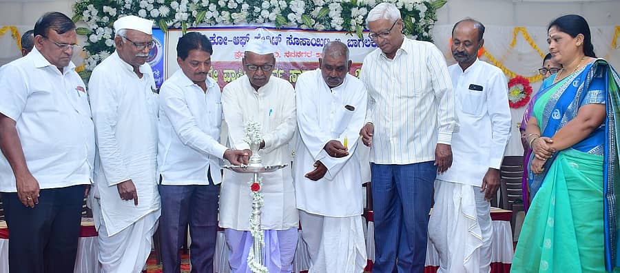 ಬಾಗಲಕೋಟೆಯಲ್ಲಿ ಜರುಗಿದ ಜ್ಯೋತಿ ಕ್ರೆಡಿಟ್ ಬ್ಯಾಂಕಿನ ವಾರ್ಷಿಕ ಮಹಾಸಭೆಯನ್ನು ಅಧ್ಯಕ್ಷ ಸಿದ್ದಣ್ಣ ಕಾಖಂಡಕಿ, ಉಪಾಧ್ಯಕ್ಷ ಧರಿಯಪ್ಪ ಯಳ್ಳಿಗುತ್ತಿ ಉದ್ಘಾಟಿಸಿದರು